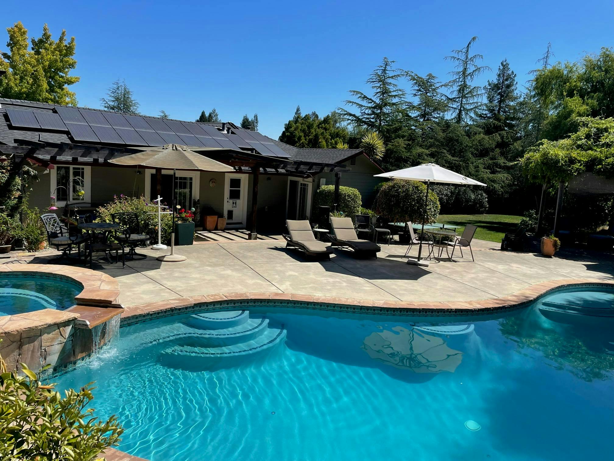 Kat's Splash: Lovely Wine Country Pool & Private Yard