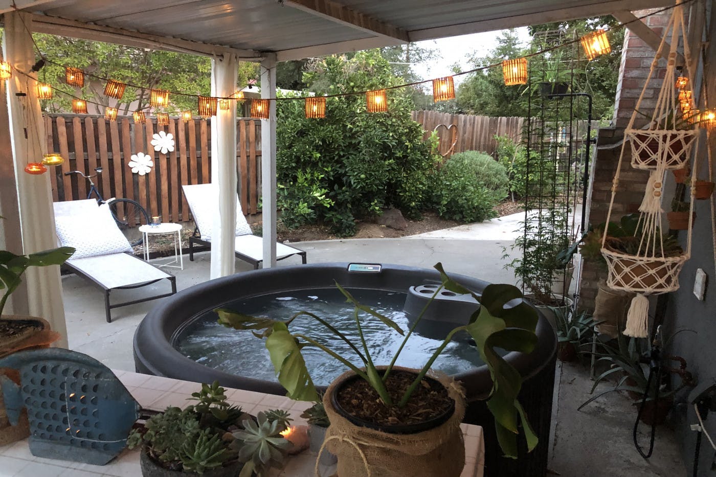 Arden Oasis Spa - Hot Tub, Sauna, and Lounge. Day/Night, Rain/Shine!