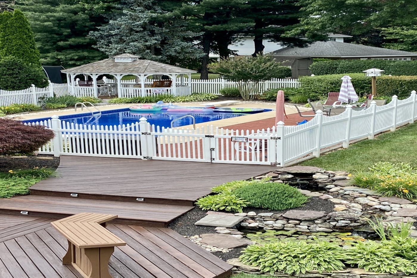 Private pool with gazebo in beautiful Penn Oaks (East York)!