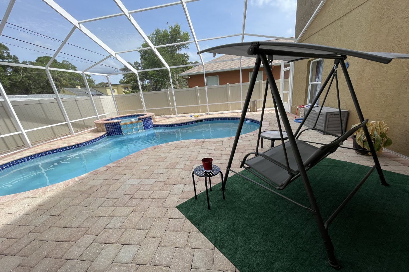 Heated Pool & Hot-tub 5 minutes from St.Pete beach