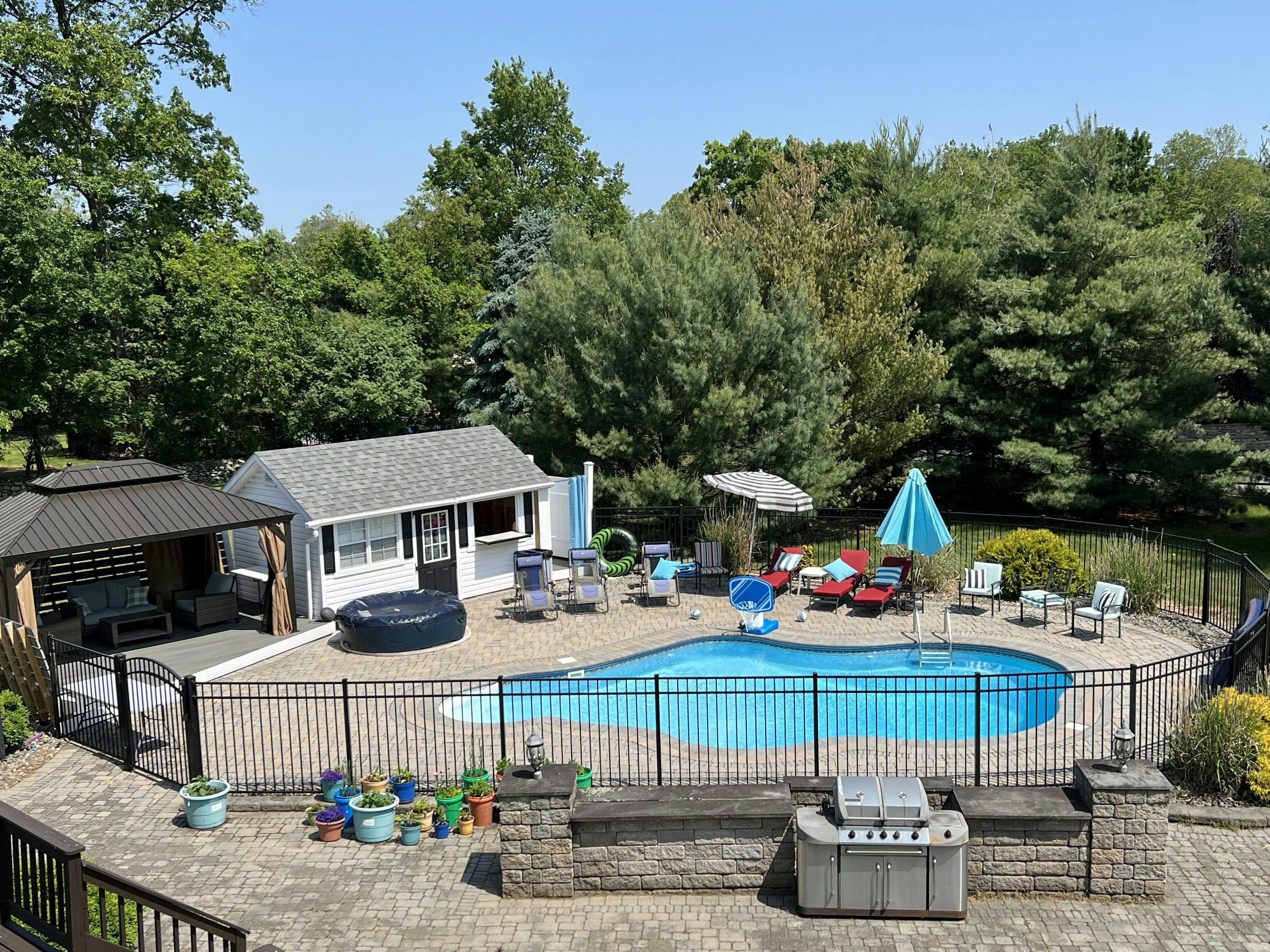 Private heated pool, hot tub, and more - Willowdale