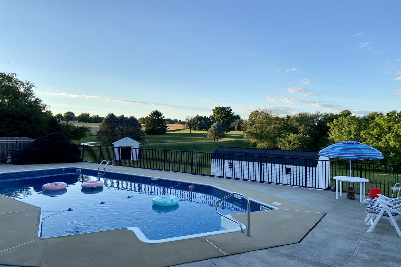 Huge pool in gorgeous country near Manheim. Book your next party with us!