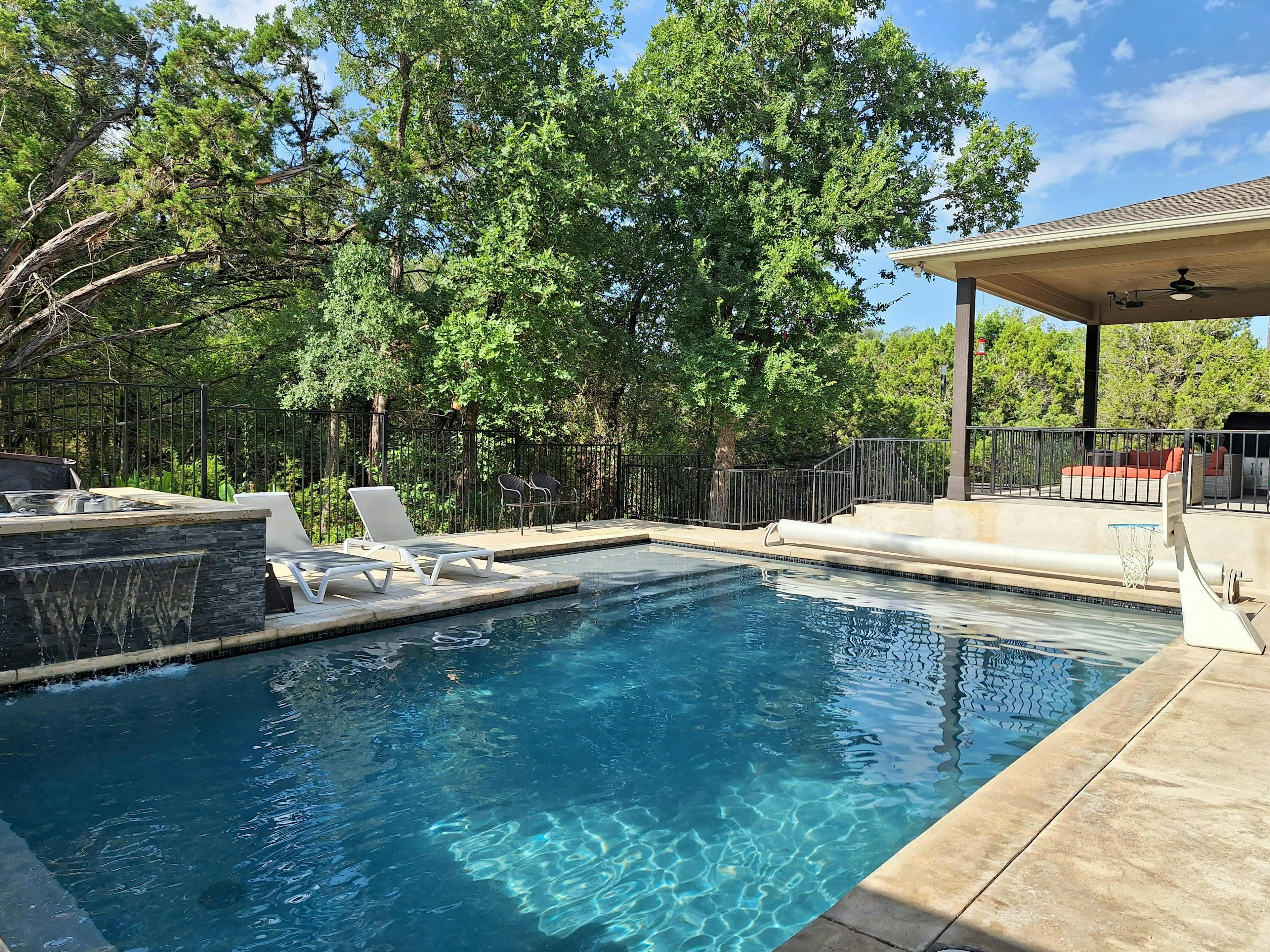 Pet and Family Paradise! Beautiful Secluded Pool with Hot Tub, Kitchenette, and Fantastic Amenities!
