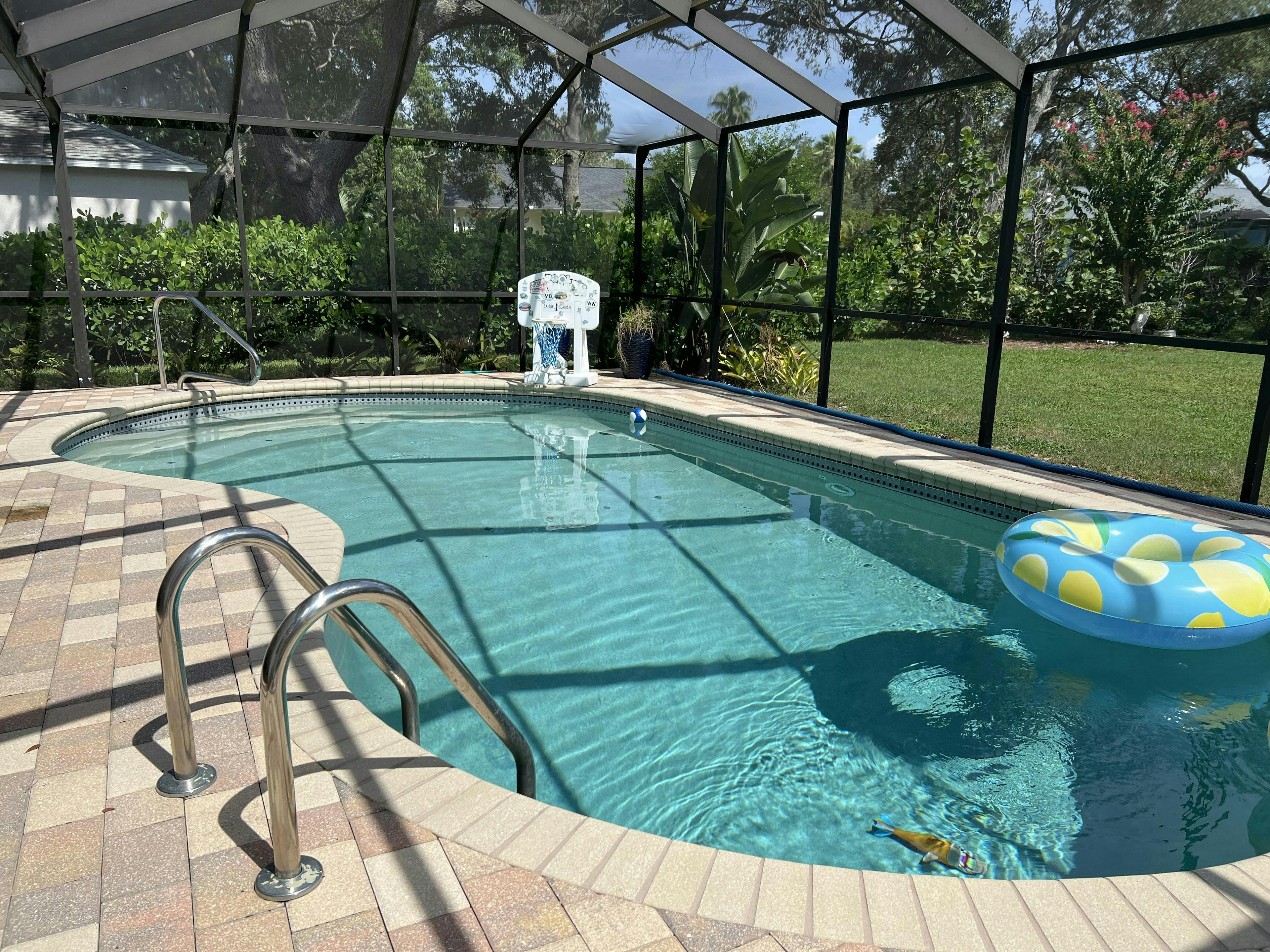 Beautiful kidney size pool. Tropical atmosphere!!