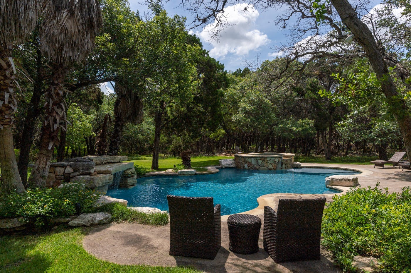 Austin's Resort, Private 3 Acres, Hot Tub, Outdoor Kitchen, TV, Grotto